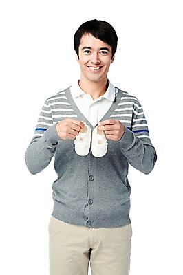 포토 JPG 스튜디오촬영 서양인 외국인 백인 해외기획촬영 라이프스타일 2012년태국 남자 여유 신발 남편 실내 한명 미소 웃음 들기 누끼 사람 상반신 성인 라이프 앞모습 캐주얼 30대 임신 출산 아기신발 출산준비 성인남자한명만 장년만 장년남자만 장년남자한명만 국내포토 1 옷 감정 뷰포인트 모션 표정 인종 내부 생활 장년 아기용품 남자만 남자한명만 성인남자만 성인만 파일형식