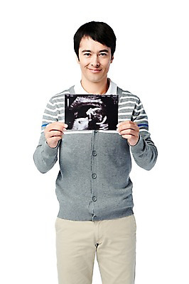 포토 JPG 스튜디오촬영 서양인 외국인 백인 해외기획촬영 라이프스타일 2012년태국 남자 여유 남편 실내 한명 미소 웃음 들기 누끼 사람 성인 라이프 앞모습 캐주얼 30대 임신 출산 초음파 초음파사진 성인남자한명만 장년만 장년남자만 장년남자한명만 국내포토 1 옷 감정 뷰포인트 모션 표정 인종 내부 생활 장년 남자만 남자한명만 성인남자만 성인만 파일형식