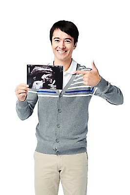 포토 JPG 스튜디오촬영 서양인 외국인 백인 해외기획촬영 라이프스타일 2012년태국 남자 여유 남편 실내 한명 미소 웃음 들기 누끼 사람 손짓 성인 라이프 앞모습 캐주얼 30대 임신 가리킴 출산 초음파 초음파사진 성인남자한명만 장년만 장년남자만 장년남자한명만 국내포토 1 옷 감정 뷰포인트 모션 표정 인종 내부 생활 장년 남자만 남자한명만 성인남자만 성인만 파일형식