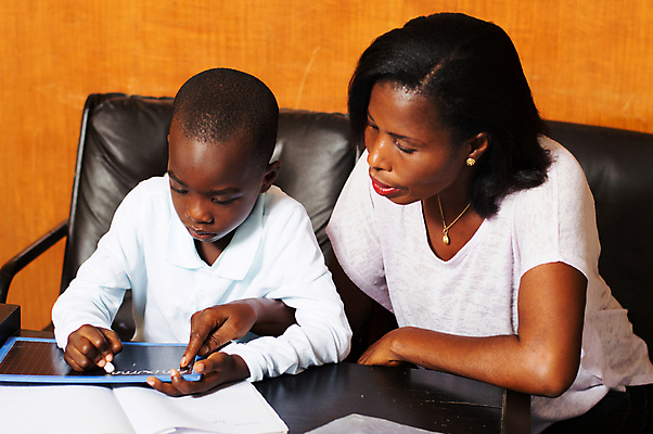 포토 JPG 해외이미지 학생 여학생 여자 교육 어린이 교실 가족 수업 주택 실내 사람 소년 두명 책 스터디 독서 작음 스마트 책상 준비 최초 초보 해외202004 해외포토 남자 가구 컨셉 학교 관계 내부 건물 학습 크기 파일형식 이미지허브