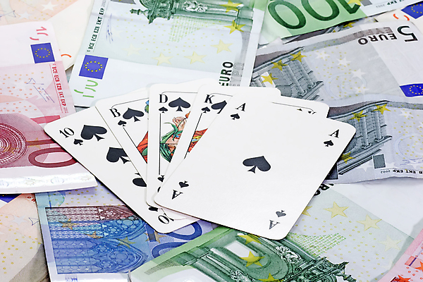 포토 JPG 해외이미지 손 지폐 돈 레저 사람없음 유로 우승 신용카드 행운 도박 카지노 딜러 포커 에이스 시리즈 해외202004 해외포토 컨셉 신체부위 금융 게임 최고 트럼프 재산 파일형식 이미지허브