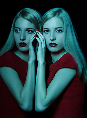 포토 JPG 해외이미지 백인 모델 헤어스타일 손 드레스 여자 얼굴 2 손가락 오리 한명 사람 빨간색 금발 반사 유행 검은색 새벽 거울 흰색 화려 야간 신비 더블 스타일 해외202004 해외포토 자연요소 서양인 1 옷 컬러 컨셉 조류 신체부위 파일형식 이미지허브