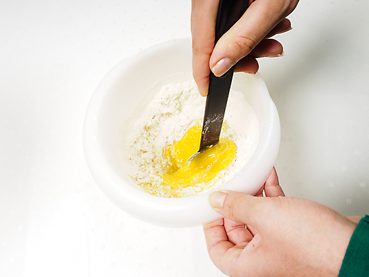 포토 JPG 해외이미지 접시 손 여자 재료 손가락 탁자 디저트 주택 건강 요리 사람 갈색 노란색 케이크 금속 주방 요리사 흰색 신선 닫기 달콤 아침식사 혼합 설탕 굽기 준비 날것 밀가루 주걱 레시피 노른자 내추럴 블러 섞기 제빵사 해외202004 해외포토 직업 식기 음식 컬러 가구 모션 재질 주방용품 건물 신체부위 계란 식사 맛 가루 구이 파일형식 이미지허브