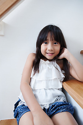 포토 JPG 해외이미지 모델 1 응시 딸 행복 감정 어린이 벽 사다리 주택 한명 사람 앉기 목재 계단 기쁨 작음 해외202004 해외포토 나무 시선 재료 가족 모션 건물 도구 크기 파일형식 이미지허브