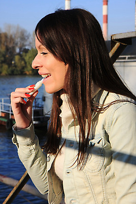 포토 JPG 해외이미지 백인 라이프스타일 행복 여유 얼굴 한명 미소 사람 성인 화려 우아함 입술 피부관리 돌봄 의료성형뷰티 해외202004 해외포토 서양인 1 감정 컨셉 모션 표정 생활 신체부위 뷰티 파일형식 이미지허브