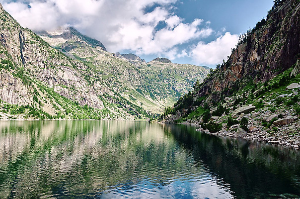 포토 JPG 해외이미지 응시 유럽 자연 하늘 그림자 사람없음 야외 목재 초록색 물 파란색 빛 컬러풀 태양 반사 평화 흐름 스페인 크리스탈 만족 암초 내추럴 해외202004 해외포토 자연요소 나무 시선 감정 나라 컬러 컨셉 재료 광석 생태계 파일형식 이미지허브