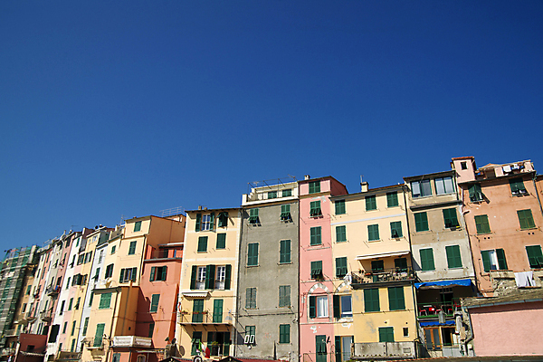 포토 JPG 해외이미지 주간 건축양식 하늘 주택 풍경 사람없음 야외 건물 마을 이탈리아 해외202004 해외포토 자연요소 건축물 건축 유럽 파일형식 이미지허브