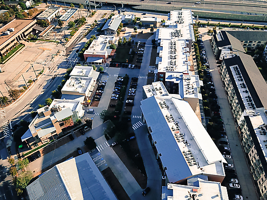 포토 JPG 해외이미지 산업 도로 교통시설 자동차 하늘 벽돌 거리 아파트 주택 안테나 사람없음 야외 건물 금융 도시풍경 고층빌딩 수영 미국 블록 장비 도시 재산 도심 주차 창고 투자 콘도 지역 커뮤니티 스카이라인 이웃 대출 드론 줄서기 콘크리트 텍사스 많음 해외202004 해외포토 건축물 길 육상교통 교통 컨셉 북아메리카 비즈니스 통신 모션 숙소 풍경 빌딩 경제 수상스포츠 시설 파일형식 이미지허브