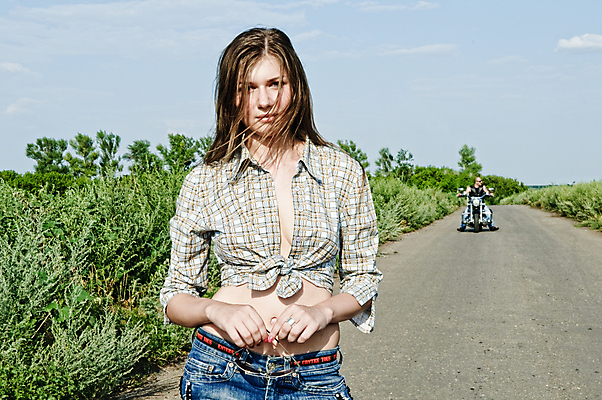 포토 JPG 해외이미지 백인 모델 1 라이프스타일 손 여자 문화 백그라운드 밭 자연 하늘 한명 사람 소녀 성인 야외 초록색 여름 청춘 유행 연주자 청바지 우아함 롤 사춘기 해외202004 해외포토 서양인 계절 어린이 컬러 컨셉 농업 바지 생활 신체부위 음악가 생태계 파일형식 이미지허브