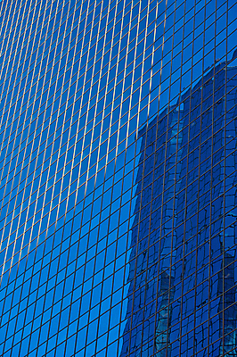 포토 JPG 해외이미지 모양 디자인 벽 패턴 비즈니스 창문 유리 프레임 외벽 사람없음 건물 세로 사무실 반사 탑 고층빌딩 어둠 도시 상업 해외202004 해외포토 건축물 무늬 재질 빌딩 파일형식 이미지허브