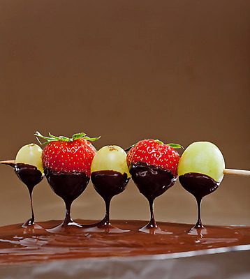 포토 JPG 해외이미지 음식 과일 딸기 포도 디저트 실내 사람없음 인테리어 갈색 초콜릿 꼬치 닫기 달콤 유혹 칼로리 충동구매 영양분 정물화 채식주의자 해로움 솔깃 해외202004 해외포토 디자인 컬러 컨셉 모션 내부 쇼핑 맛 그림 채식 과소비 파일형식 이미지허브