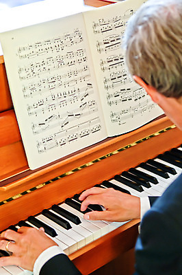 포토 JPG 해외이미지 문화 음악 장난 손가락 놀이 열쇠 관리 사람 성인 사람없음 화목 소리 콘서트 공연 연주자 음악가 흰색 기구 키보드 악단 피아노 예술가 시트 재즈 뮤지컬 블루스 팝 플레이어 해외202004 해외포토 직업 손 컬러 컨셉 문화예술 이벤트 건반악기 파일형식 이미지허브