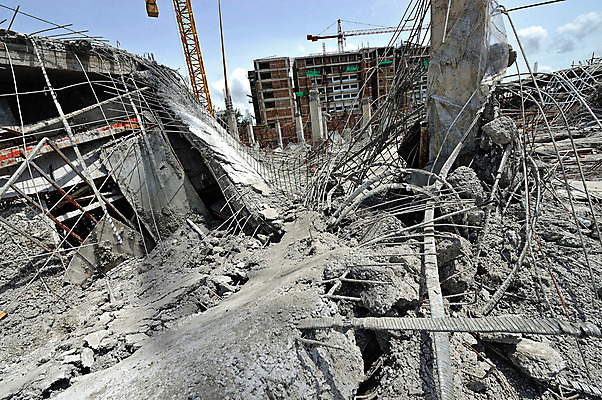 포토 JPG 해외이미지 백그라운드 비즈니스 학교 태국 주택 사람없음 야외 건물 손상 가을 흰색 균열 파편 위험 폭발 폭탄 먼지 고립 도미노 지진 효과 해외202004 해외포토 건축물 계절 교육 아시아 컬러 컨셉 모션 폭발물 자연재해 파일형식 이미지허브