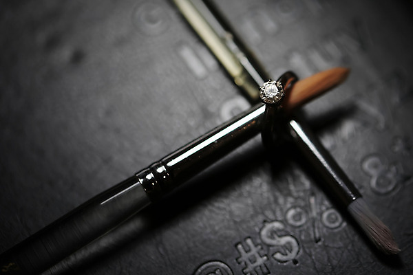 포토 JPG 해외이미지 결혼 컨셉 텍스트 결혼식 바닥 함께함 그림자 사랑 미술 사람없음 책 빛 반짝임 갈색 회색 덮개 반지 잡기 붓 원형 구멍 그룹 혼합 연결 수집 심볼 시작 다이아몬드 삽입 강조 해외202004 해외포토 도형 감정 컬러 장신구 모션 문화예술 이벤트 뚜껑 보석 파일형식 이미지허브