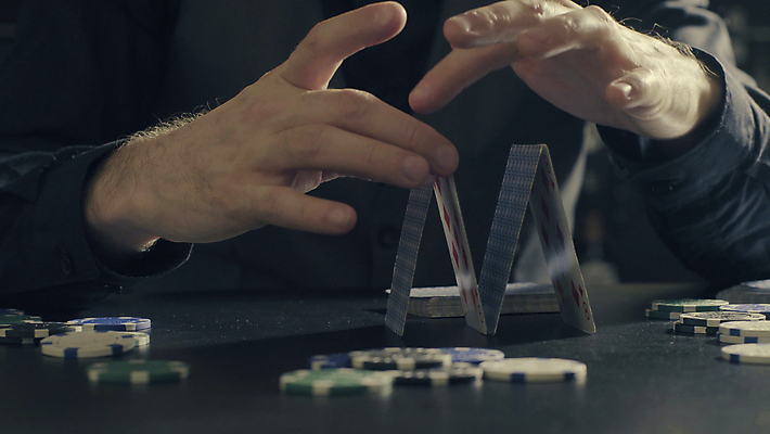 포토 JPG 해외이미지 남자 주택 실내 관리 한명 사람 사람없음 세트 검은색 게임 신용카드 도박 닫기 피라미드 쇼 포커 해외202004 해외포토 1 건축물 컬러 모션 놀이 내부 건물 금융 트럼프 랜드마크 파일형식 이미지허브