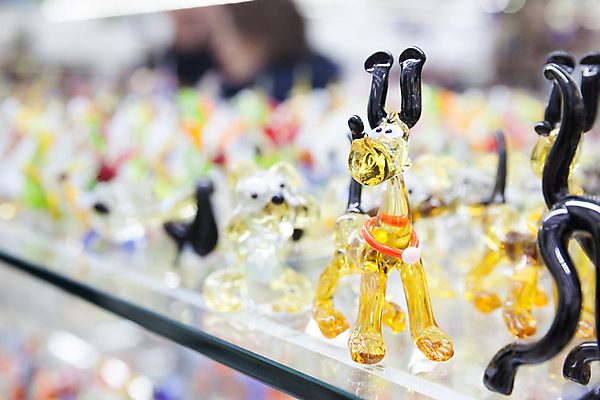 포토 JPG 해외이미지 전통 디자인 문화 여행 유리 사람없음 쇼핑 컬러풀 세일 상점 시장 닫기 개 묘사 기념품 프라하 취급주의 해외202004 해외포토 컬러 포유류 모션 재질 경고 오브젝트 체코 파일형식 이미지허브