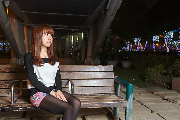 포토 JPG 해외이미지 백인 1 공원 여자 백그라운드 잎 벤치 가방 자연 한명 사람 앉기 동양인 풍경 성인 야외 목재 빨간색 초록색 일본 슬픔 안개 가을 우아함 고독 날씬함 우울감 혼자 해외202004 해외포토 서양인 나무 식물 잡화 계절 공공시설 감정 아시아 컬러 컨셉 의자 재료 모션 날씨 인종 몸매 생태계 파일형식 이미지허브