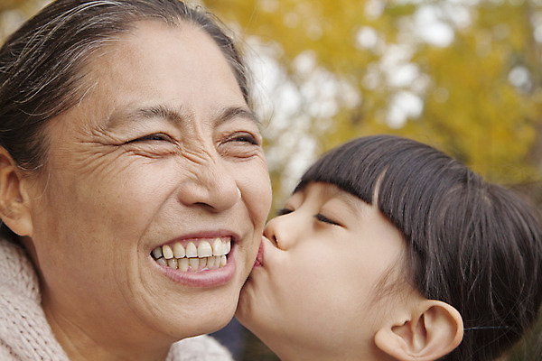 포토 JPG 해외이미지 나무 라이프스타일 계절 공원 여자 행복 어린이 장난 상상 함께함 사랑 서기 미소 웃음 소녀 성인 야외 두명 아웃포커스 신체부위 가로 캐주얼 컬러풀 노란색 마주보기 중국 기쁨 가을 흰색 뜨거움 연결 스웨터 흥분 겨울옷 베이징 돌봄 천진난만 시리즈 해외202004 해외포토 식물 옷 공공시설 감정 아시아 컬러 컨셉 상의 겨울 모션 촬영기법 표정 사람 생활 파일형식 이미지허브