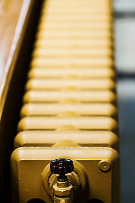 포토 JPG 해외이미지 벽 가정 주택 실내 따뜻함 사람없음 내부 건물 물 갈색 금속 방 장비 에너지 수확 골동품 흰색 뜨거움 난방기 오브젝트 시스템 튜브 온도 라디에이터 옛날 제어 철강 안락 해외202004 해외포토 자연요소 건축물 컬러 컨셉 농업 재질 난방용품 파일형식 이미지허브