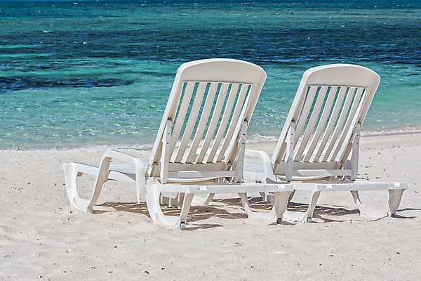 포토 JPG 해외이미지 모래 바다 2 의자 휴가 휴식 사람없음 파란색 평화 맑음 흰색 플라스틱 카리브해 터키석 해외202004 해외포토 컬러 가구 컨셉 재질 날씨 보석 파일형식 이미지허브