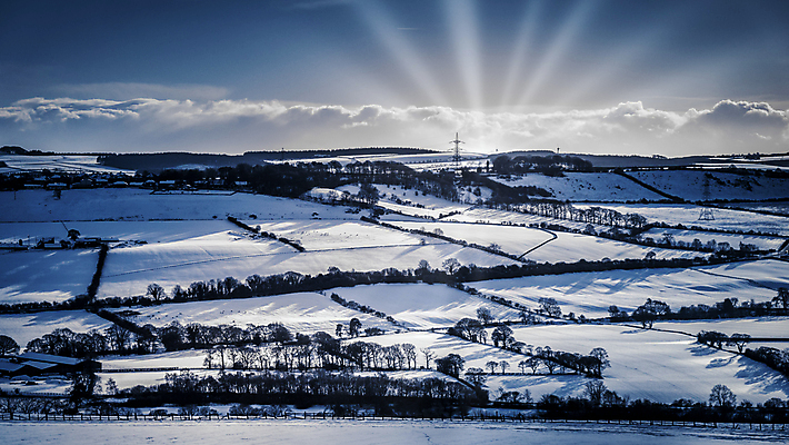 포토 JPG 해외이미지 나무 구름 유럽 산업 겨울 하늘 영국 풍경 사람없음 파란색 흰색 시골 큼 북쪽 해외202004 해외포토 자연요소 식물 계절 나라 컬러 크기 방향 파일형식 이미지허브