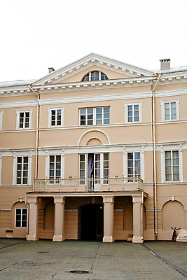 포토 JPG 해외이미지 구름 분홍색 건축양식 창문 지붕 사람없음 야외 건물 세로 갈색 바위 흰색 기둥 역사 리투아니아 해외202004 해외포토 자연요소 건축물 건축 유럽 컬러 돌_바위 파일형식 이미지허브