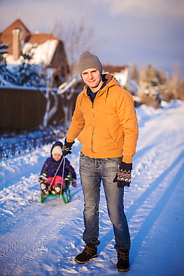 포토 JPG 해외이미지 주간 전신 백인 라이프스타일 공원 여자 남자 딸 행복 어린이 겨울 가족 함께함 미소 웃음 사람 소녀 성인 야외 두명 걷기 기쁨 잡기 아빠 당기기 승차 겨울옷 썰매 썰매타기 부녀 겨울풍경 해외202004 해외포토 자연요소 서양인 옷 계절 공공시설 감정 컨셉 관계 모션 표정 풍경 생활 전통놀이 파일형식 이미지허브