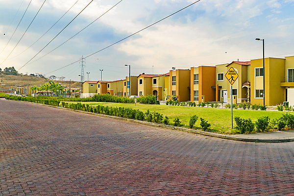 포토 JPG 해외이미지 외관 건축양식 교실 자연 아파트 주택 따뜻함 풍경 사람없음 건물 미국 중앙 커뮤니티 에콰도르 연립주택 이웃 남쪽 교외 해외202004 해외포토 건축물 교육 건축 북아메리카 학교 남아메리카 방향 생태계 파일형식 이미지허브