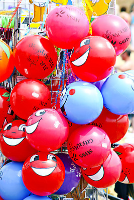 포토 JPG 해외이미지 공 놀이 휴가 사람없음 빨간색 노란색 파티 기쁨 게임 뜨거움 그룹 저녁 큼 오브젝트 풍선 헬륨 해외202004 해외포토 감정 컬러 이벤트 원소 야간 크기 파일형식 이미지허브