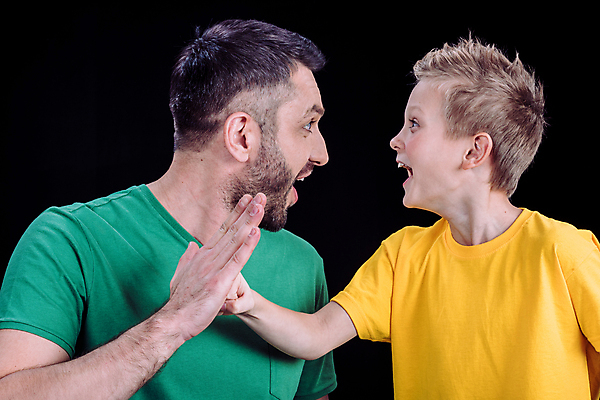 포토 JPG 해외이미지 라이프스타일 웰빙 남자 행복 아들 어린이 가족 관계 휴식 함께함 표정 사랑 사람 손짓 소년 두명 가로 우정 기쁨 육아 아빠 장면 고립 진짜 해외202004 해외포토 감정 컨셉 모션 생활 친구 파일형식 이미지허브