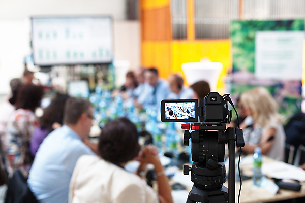 포토 JPG 해외이미지 직업 비즈니스 탁자 회의 설계 대화 설명 사람 앉기 사람없음 사무실 업무 작업 비즈니스맨 비즈니스우먼 발표 그룹 토론 상담 해외202004 해외포토 여자 남자 가구 컨셉 모션 말하기 직장인 파일형식 이미지허브