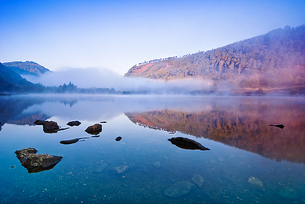 포토 JPG 해외이미지 구름 공원 유럽 호수 여행 자연 하늘 아침 산 풍경 사람없음 야외 가로 초록색 물 파란색 반사 맑음 침묵 새벽 안개 바위 황무지 숲 아일랜드 산봉우리 뿌연 수평선 해외202004 해외포토 주간 자연요소 공공시설 나라 컬러 날씨 소리 돌_바위 생태계 봉우리 파일형식 이미지허브