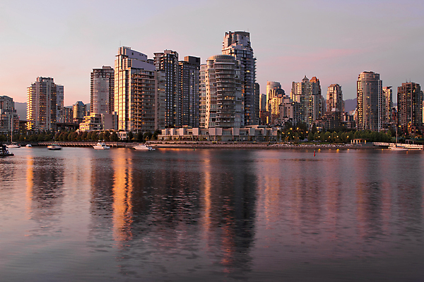 포토 JPG 해외이미지 공원 바다 여행 캐나다 영국 아파트 풍경 사람없음 물 반사 황혼 일몰 도시 만 보트 개울 재산 도심 콜롬비아 콘도 스카이라인 리빙 거짓 벤쿠버 진짜 해외202004 해외포토 자연요소 공공시설 유럽 북아메리카 배_교통 숙소 주택 금융 강 노을 남아메리카 파일형식 이미지허브