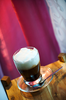 포토 JPG 해외이미지 커피 음료 음식 분홍색 탁자 사랑 사람없음 컵 갈색 숟가락 검은색 카페 머그컵 하트 바 뜨거움 액체 달콤 아침식사 크림 아로마 카푸치노 에스프레소 점심식사 고립 단절 해외202004 해외포토 모양 식기 감정 컬러 가구 수저 상점 식사 맛 파일형식 이미지허브