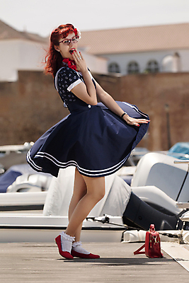 포토 JPG 해외이미지 전신 원피스 여자 포즈 날리기 한명 성인 야외 옆모습 아웃포커스 복고 스타일 성인여자한명만 해외202004 해외포토 1 옷 뷰포인트 모션 촬영기법 사람 여자한명만 성인여자만 파일형식 이미지허브