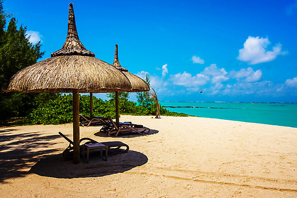 포토 JPG 해외이미지 모래 바다 섬 여행 우산 자연 하늘 휴가 휴식 풍경 사람없음 물 여름 파란색 태양 휴양지 양산 가림막 모리셔스 파라다이스 해외202004 해외포토 자연요소 계절 컬러 컨셉 장소 생태계 파일형식 이미지허브