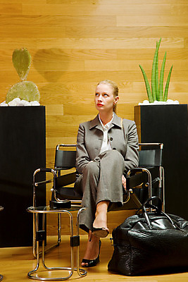 포토 JPG 해외이미지 백인 직업 라이프스타일 긴머리 여자 의자 가방 비즈니스 실내 한명 앉기 성인 금발 사무실 재킷 업무 비즈니스우먼 기다림 심각 여자한명만 해외202004 해외포토 서양인 1 헤어스타일 잡화 가구 컨셉 모션 사람 내부 생활 외투 작업 직장인 여자만 파일형식 이미지허브