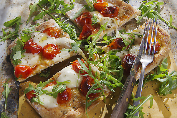 포토 JPG 해외이미지 포크 피자 실내 사람없음 하이앵글 나이프 자르기 슬라이스 나무탁자 루꼴라 해외202004 해외포토 식기 뷰포인트 채소 모션 탁자 패스트푸드 서양음식 내부 칼 파일형식 이미지허브