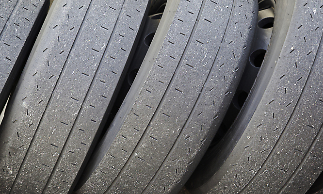 포토 JPG 해외이미지 모델 직업 산업 백그라운드 십자가 자동차 사람없음 쌓기 검은색 경쟁 재활용 회색 트럭 조직 큼 배열 아래 만들기 타이어 고정 수납 밟기 짐차 고무 방사형 옛날 중고 추출 해외202004 해외포토 육상교통 컬러 컨셉 모션 크기 방향 친환경 위치 파일형식 이미지허브