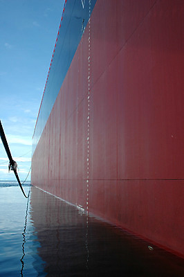 포토 JPG 해외이미지 구름 산업 바다 여행 비즈니스 교통시설 항해 사람없음 빨간색 물 파란색 반사 검은색 화물 보호 큼 크루즈 정박 무역 활 눈금 함선 포트 닻 깊이 유조선 철강 수평선 해외202004 해외포토 자연요소 컬러 교통 컨셉 배_교통 운송업 크기 시설 파일형식 이미지허브