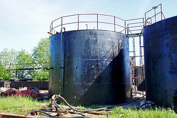 포토 JPG 해외이미지 산업 벽 건축양식 사다리 하늘 사람없음 경제 파란색 계단 탑 금속 검은색 에너지 액체 휘발유 석유 큼 컨테이너 탱크 연료 수납 튜브 자원 철강 파이프라인 해외202004 해외포토 건축물 건축 컬러 재질 도구 크기 파이프_관 파일형식 이미지허브