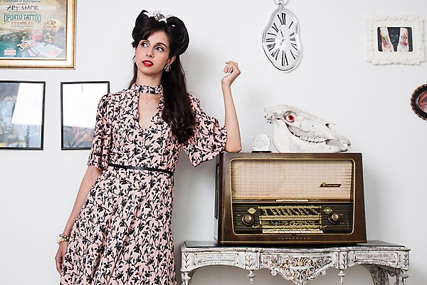 포토 JPG 해외이미지 응시 여자 가구 실내 한명 상반신 성인 앞모습 오브젝트 라디오 복고 스타일 성인여자한명만 해외202004 해외포토 1 시선 뷰포인트 생활용품 사람 내부 전자제품 여자한명만 성인여자만 파일형식 이미지허브