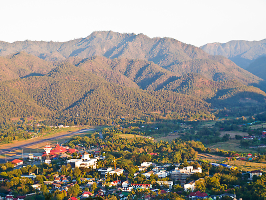 포토 JPG 해외이미지 나무 지구 선 여행 백그라운드 패턴 태국 자연 하늘 산 안테나 파노라마 풍경 사람없음 야외 초록색 여름 시골 도시 공항 숲 땅 장면 활주로 북쪽 대패 땅바닥 세련 해외202004 해외포토 식물 계절 아시아 길 컬러 무늬 통신 교통시설 바닥 촬영기법 방향 생태계 파일형식 이미지허브
