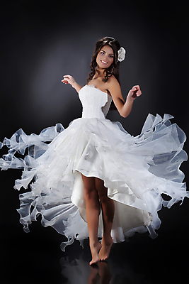 포토 JPG 해외이미지 백인 모델 1 라이프스타일 헤어스타일 드레스 여자 행복 감정 결혼 백그라운드 맨발 한명 사람 성인 청춘 반사 유행 기쁨 기다림 복지 고립 사춘기 해외202004 해외포토 서양인 옷 컨셉 모션 발 이벤트 생활 사회이슈 파일형식 이미지허브