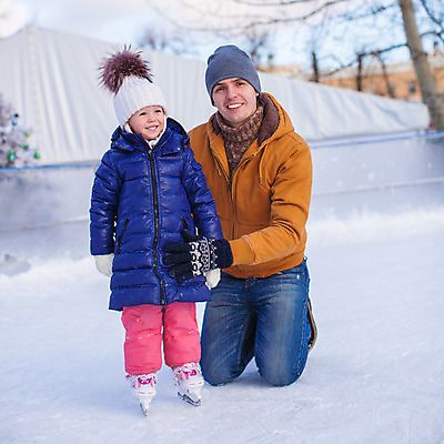 포토 JPG 해외이미지 주간 전신 백인 라이프스타일 여자 남자 딸 행복 어린이 겨울 가족 미소 웃음 사람 소녀 성인 야외 두명 얼음 스케이트 스케이팅 잡기 아빠 무릎꿇기 겨울옷 부녀 겨울풍경 해외202004 해외포토 자연요소 서양인 옷 계절 감정 스포츠용품 관계 모션 겨울스포츠 표정 풍경 생활 파일형식 이미지허브