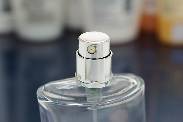 포토 JPG 해외이미지 여자 유리 선물 사람없음 유행 힘 화장품 액체 상품 컨테이너 향수 순수 분무기 아로마테라피 몸단장 돌봄 위생관리 해외202004 해외포토 산업 컨셉 모션 재질 관리 사람 뷰티 테라피 파일형식 이미지허브