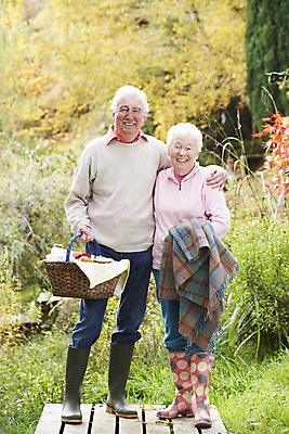 포토 JPG 해외이미지 전신 백인 커플 여자 노년 남자 행복 잎 남편 함께함 사랑 미소 사람 야외 두명 소풍 바구니 가을 아내 담요 70대 80대 삼림지대 해외202004 해외포토 서양인 식물 계절 감정 컨셉 관계 표정 성인 야외활동 숲 파일형식 이미지허브