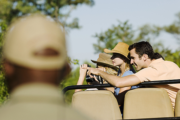 포토 JPG 해외이미지 백인 응시 공원 여자 남자 여행 가이드 손가락 교통시설 아프리카 자동차 자연 휴가 미소 사람 손짓 여러명 20대 성인 야외 옆모습 가로 30대 여행객 탐험 가리킴 4 그룹 지프 모험가 사파리 호기심 보여주기 비포장도로 원정 해외202004 해외포토 서양인 직업 손 시선 공공시설 감정 나라 도로 육상교통 뷰포인트 다수 교통 컨셉 모션 승용차 표정 청년 장년 숫자 시설 생태계 파일형식 이미지허브