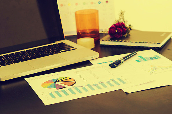 포토 JPG 해외이미지 디자인 백그라운드 비즈니스 탁자 사람없음 노트북 컴퓨터 사무실 우주 공책 웹 달력 흰색 업무 작업실 정상 책상 스타일 해외202004 해외포토 컬러 가구 인터넷 문구용품 전자제품 작업 파일형식 이미지허브