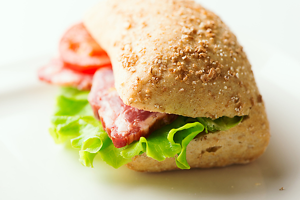 포토 JPG 해외이미지 접시 음식 빵 조각 토마토 샌드위치 육류 돼지고기 요리 사람없음 식당 식사 이탈리아 소고기 추위 시골 신선 파마 닫기 아침식사 애피타이저 포르투갈 먹기 허브 향신료 준비 슬라이스 베이컨 훈제 점심식사 단백질 루꼴라 살라미 스페인어 식품점 치유 해외202004 해외포토 식물 헤어스타일 식기 유럽 채소 식재료 모션 상점 영양소 향미료 파일형식 이미지허브